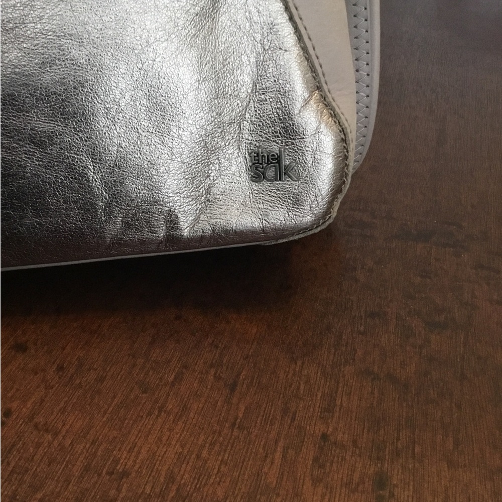 The Sak Silver and Gray Shoulder Bag with Modern Design - Picture 2 of 5